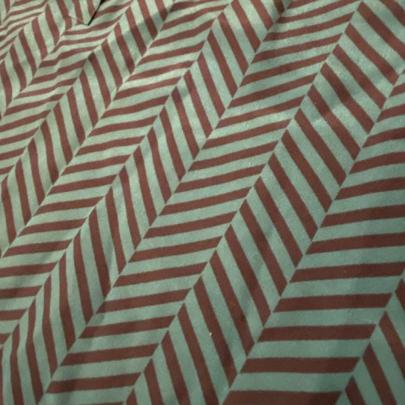 LAST CHANCE: Banana Republic Navy/Teal Chevron Print Silk Blouse - Size Medium - Picture 4 of 5